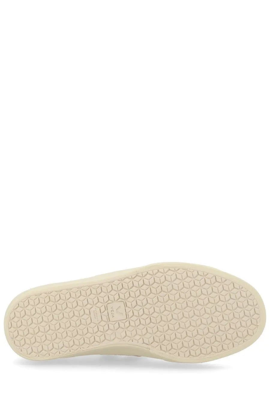 Cream-colored rubber sole with hexagonal tread and rectangular brand label on veja unisex sneaker campo white heel