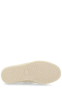Cream-colored rubber sole with hexagonal tread and rectangular brand label on veja unisex sneaker campo white heel