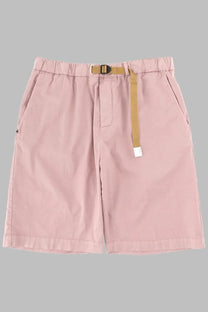 White sand men’s shorts in cotone blue featuring pink lightweight fabric with tan belt and buckle details