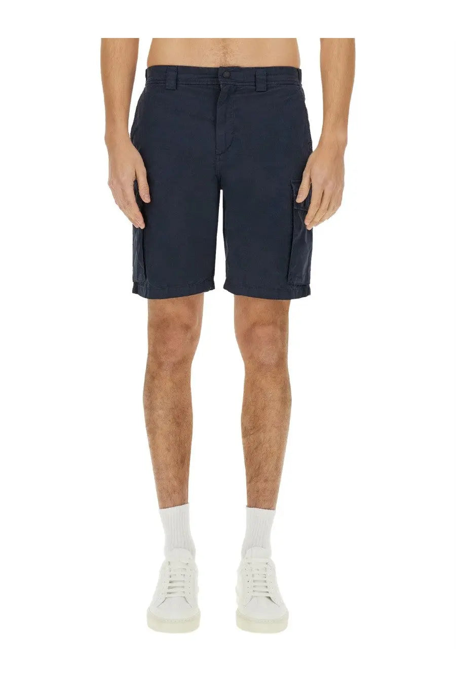 Woolrich men’s dark navy cargo shorts with side pockets and button closure made from durable fabric