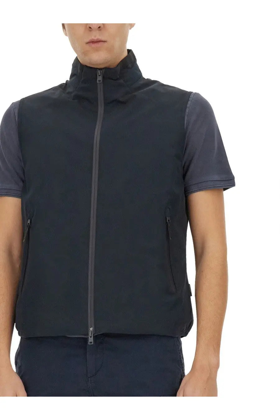 Woolrich men’s gilet impermeabile blue black zip front vest with gray trim made from lightweight technical fabric
