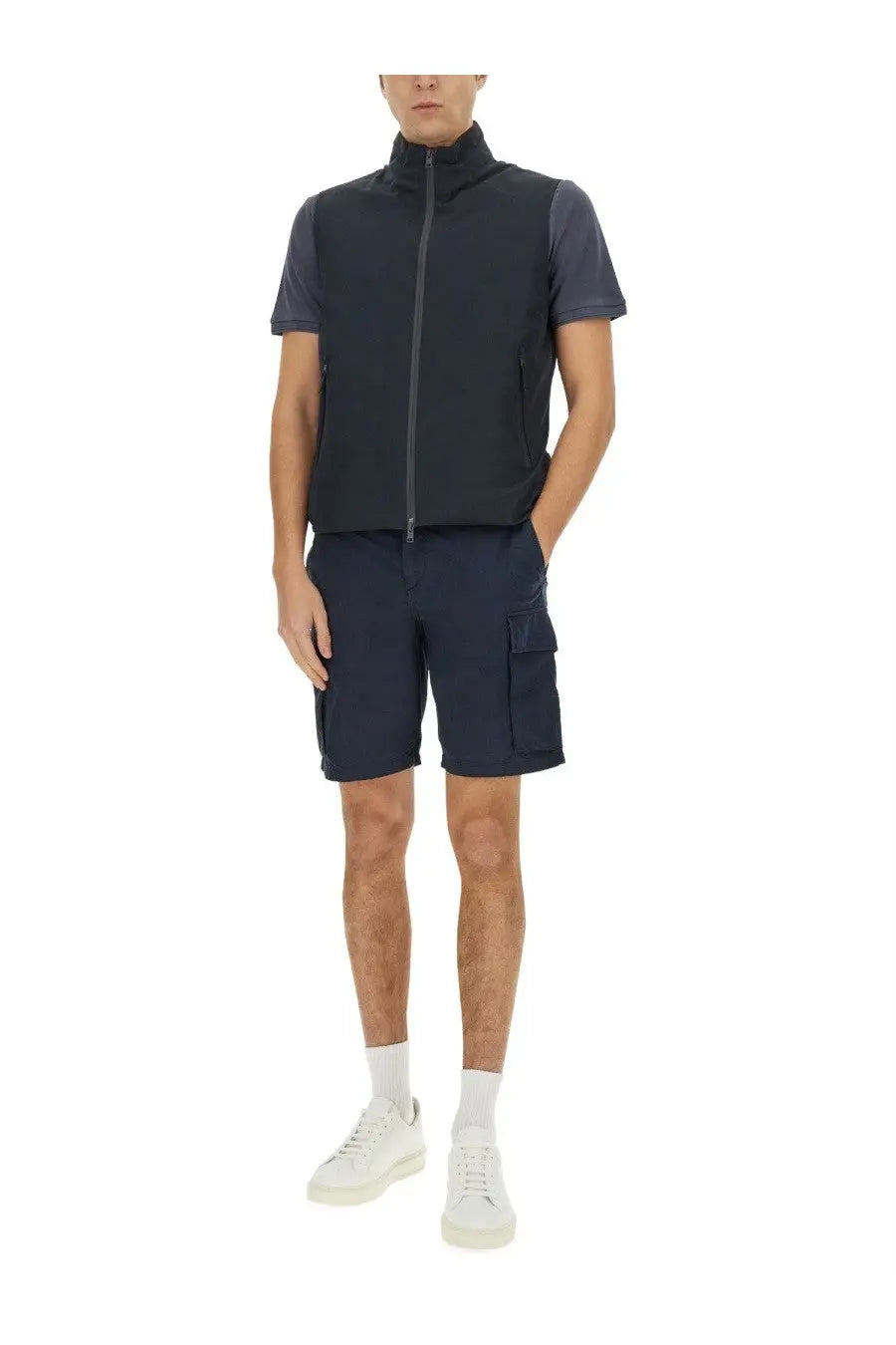 Woolrich men’s gilet impermeabile blue navy zip-up vest with gray sleeves and side pockets for outdoor wear