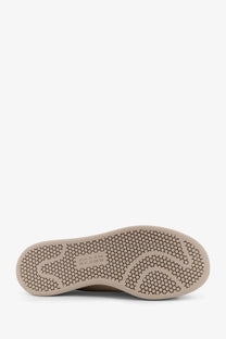 Beige rubber sole with hexagonal tread and wave design on y-3 men’s stan smith leather sneakers